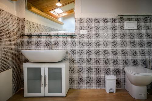 een badkamer met een wastafel en een toilet bij Case Vacanze - Antico Corso in Catania