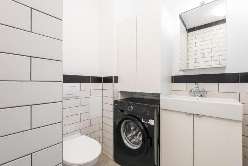 プラハにあるBellagio Apartment Bの白いバスルーム(洗濯機、シンク付)