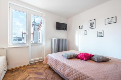 プラハにあるBellagio Apartment Bのベッドルーム1室(枕2つ付)