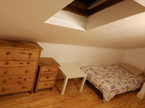 1 dormitorio con 1 cama y vestidor en Haringey Victorian House, en Londres