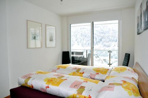 シュクオルにあるChasa Miramunt 4のベッドルーム1室(ベッド2台、大きな窓付)