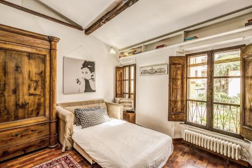 ローマにあるHomeHouse Garofano - Rione Monti - Colosseumのベッドルーム(ベッド1台、窓付)