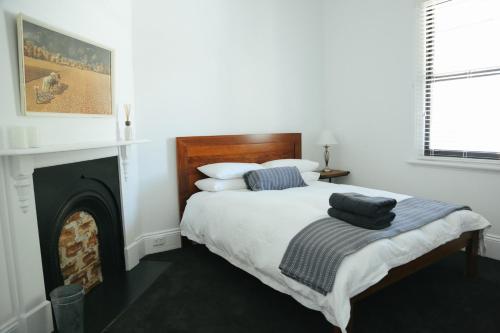 Uma cama ou camas num quarto em 99 Hill Street Apartments
