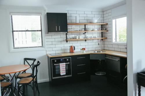 Η κουζίνα ή μικρή κουζίνα στο 99 Hill Street Apartments