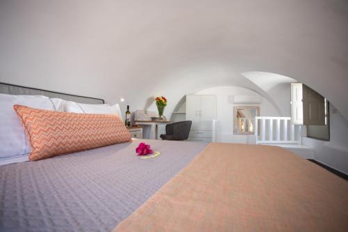 Een bed of bedden in een kamer bij Mathios Luxury Homes