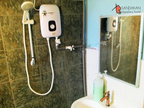 Ένα μπάνιο στο Sandakan Backpackers Hostel