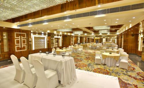 Ein Restaurant oder anderes Speiselokal in der Unterkunft Regenta Central the Crystal Kanpur, 