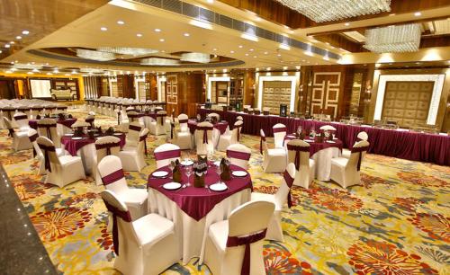 Ein Restaurant oder anderes Speiselokal in der Unterkunft Regenta Central the Crystal Kanpur, 