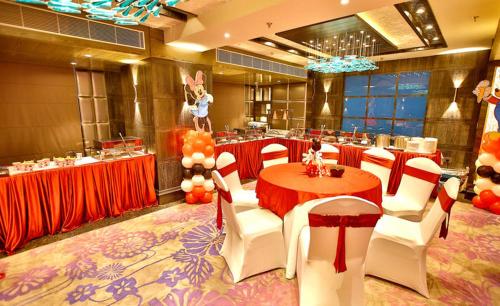 Ein Restaurant oder anderes Speiselokal in der Unterkunft Regenta Central the Crystal Kanpur, 