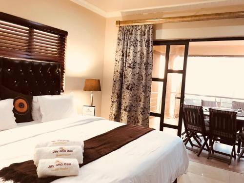 sypialnia z łóżkiem i dużym oknem w obiekcie Jay and Bee Guesthouse w mieście Durban