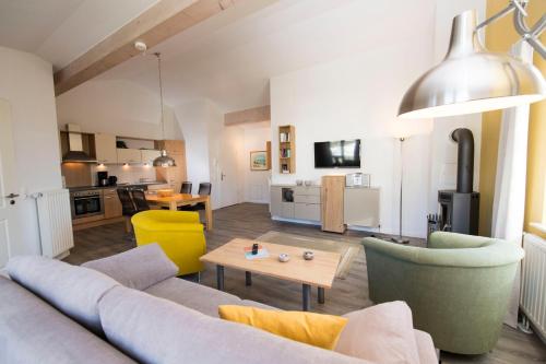 sala de estar con sofá y mesa en Villa Seerose - Apt 21 Seepferdchen, en Ostseebad Sellin