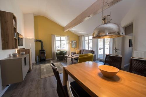 cocina y sala de estar con mesa y comedor en Villa Seerose - Apt 21 Seepferdchen, en Ostseebad Sellin