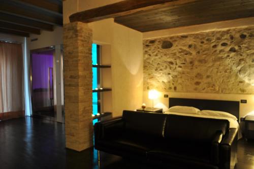 モンツァンバーノにあるAgriturismo Trebisonda Country Resortのリビングルーム(ベッド1台、ソファ付)
