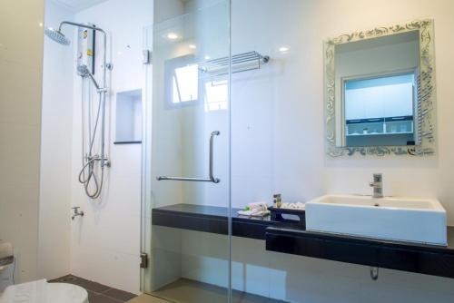 a bathroom with a sink and a mirror at Romyen Garden Place in Nakhon Ratchasima