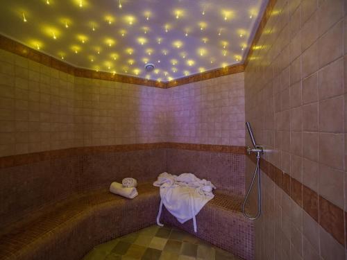 a bathroom with a tub with a table and towels at Residence Salvan in Corvara in Badia