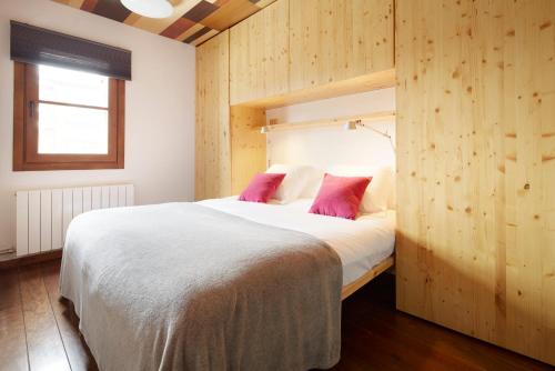 バケイラ・ベレットにあるVal de Ruda Luxe 15 by FeelFree Rentalsのベッドルーム(ピンクの枕が付く大きな白いベッド付)
