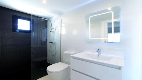 ein weißes Badezimmer mit Toilette und Waschbecken in der Unterkunft Luxury Penthouse Apartment in San Pedro del Pinatar