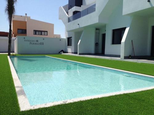 ein Swimmingpool vor einem Haus in der Unterkunft Luxury Penthouse Apartment in San Pedro del Pinatar