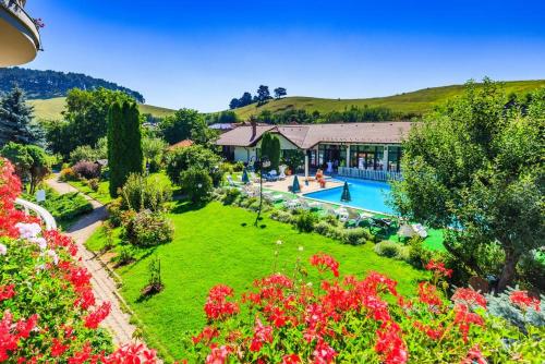 A view of the pool at Hotel Bielmann or nearby