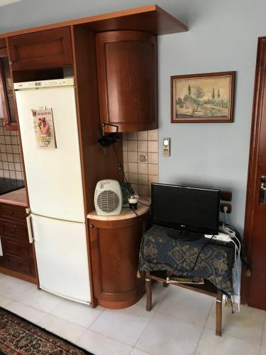 a kitchen with a refrigerator and a table and a chair at Lepa Kuca in Spáta