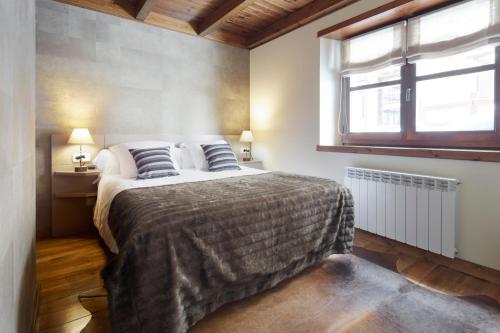 una camera con un grande letto e una finestra di Val de Ruda Luxe 34 by FeelFree Rentals a Baqueira-Beret