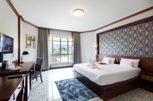 Postel nebo postele na pokoji v ubytování Erawan Hotel