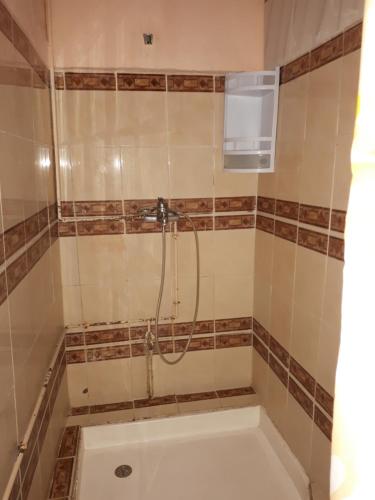 eine Dusche im Bad mit Badewanne in der Unterkunft Pension Safari in Tangier