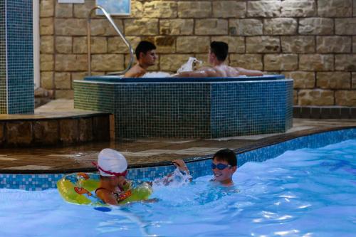 un par de personas en una piscina en Cliffs Hotel en Blackpool