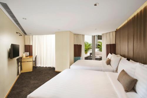 香港的住宿－香港壹零捌館，酒店客房设有两张床和电视。