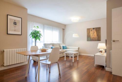 - un salon avec une table et un canapé dans l'établissement Hi Valencia Apartments - Jorge Juan, à Valence
