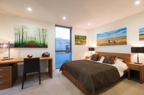 Un dormitorio con un escritorio y una cama y un escritorio y un escritorio en Elegant 1 bed flat with balcony in Islington, en Londres