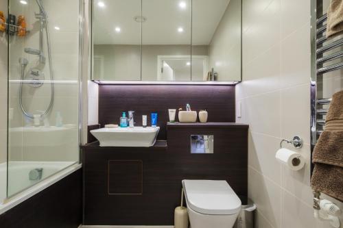 Un baño de Refined flat in Islington