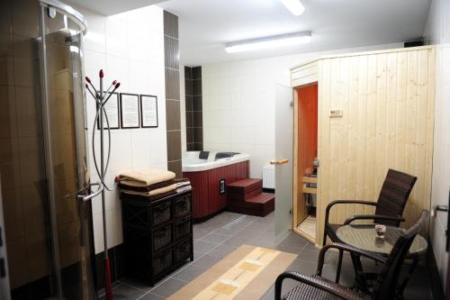 a small room with a table and a bathroom at Hotel Maxim Kwidzyn in Kwidzyn