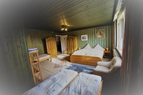 ein Schlafzimmer mit 2 Betten und einem Stuhl in einem Zimmer in der Unterkunft Haus Sonnenberg in Willingen
