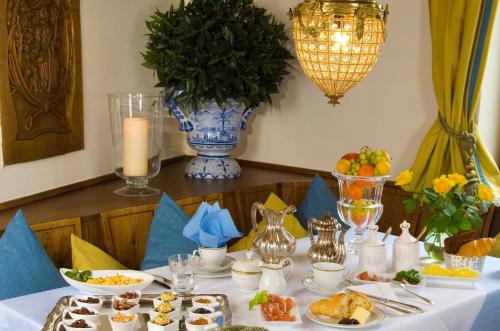 a table with food and a vase of flowers at Der Platengarten in Ansbach