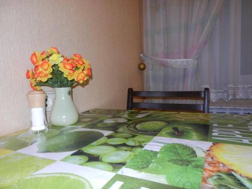ナーベレジヌイェ・チェルヌイにあるChelny Apartments Hotelの花瓶のテーブル