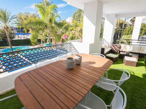 Bazén v ubytování VACATION MARBELLA I Contemporary Central Apartment, Swimming-pool, 24-7 Security, a minute from the Marina, The Sea and Luxury Shopping nebo v jeho okolí