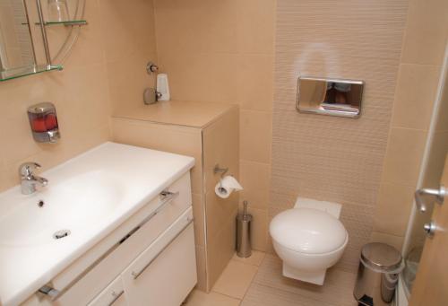 Un baño de Garni Hotel Vigor - EV station