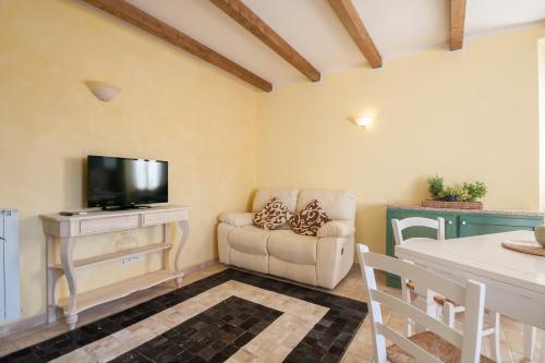 フォンテブランダにあるEl Molino Agriturismoのソファと薄型テレビのあるリビングルーム