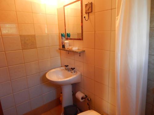 a bathroom with a sink and a toilet at Aire del Cerro in Capilla del Monte