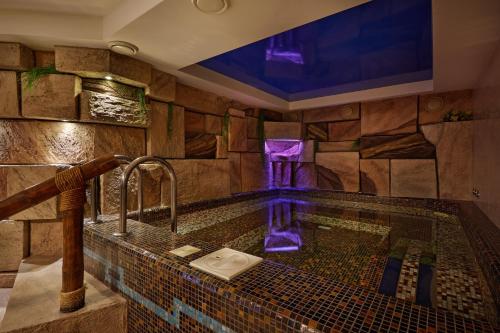 un baño grande con bañera con aitating en Art Hotel, en Surgut