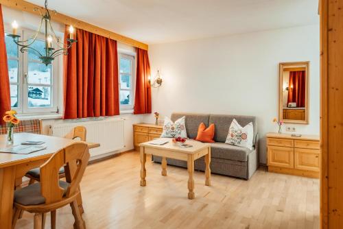 sala de estar con sofá y mesa en Murrmel Apartments, en Sankt Anton am Arlberg