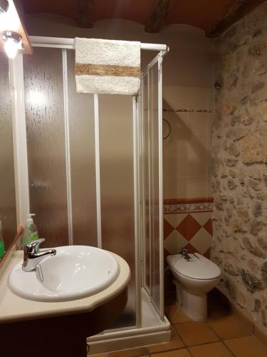 Casa Rural Cal Puyo tesisinde bir banyo