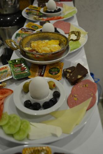 イスタンブールにあるブルー イスタンブール ホテル タクシムの卵、果物の盛り合わせが付いたテーブル