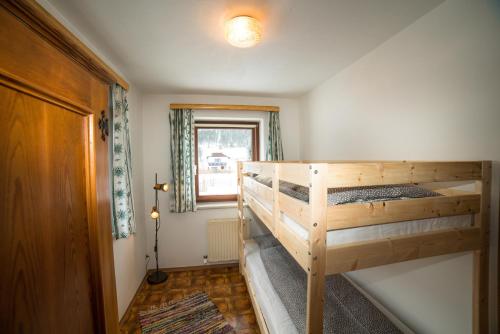 Bunk bed o mga bunk bed sa kuwarto sa Appartement Lasshofer