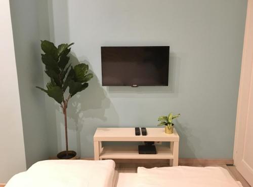 TV a/nebo společenská místnost v ubytování PrimeQ CityCenter Apartments