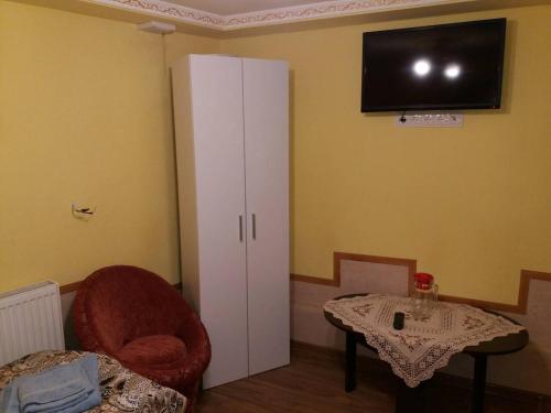 Televisyen dan/atau pusat hiburan di Guest House Zhanna