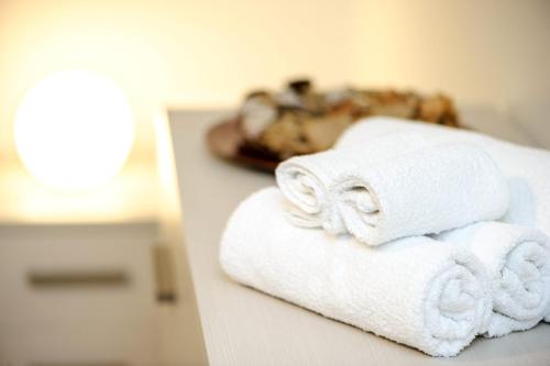 a pile of towels on a counter in a hotel room at Villa Azdora in Peschiera del Garda