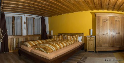 Кровать или кровати в номере Alte Poststation Goldener Hirsch