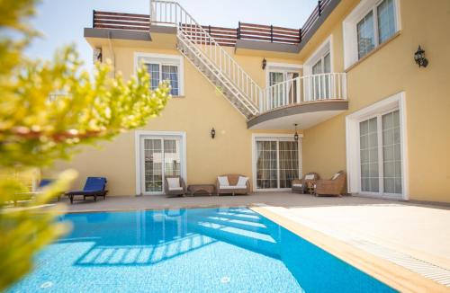 una villa con piscina y una casa en Villa Daria, en Kyrenia